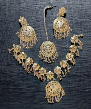 Jadau Neckless with Crystal Pearls